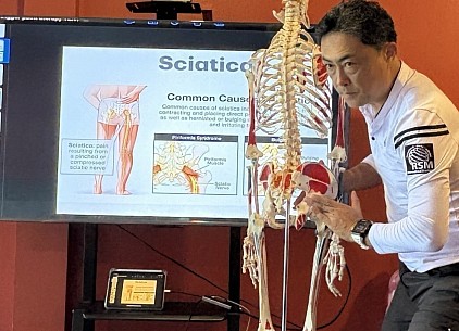 Liệu pháp massage mô sâu giúp giảm đau mãn tính