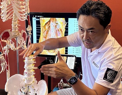 Phương pháp giải phóng cân cơ động (Dynamic Myofascial Release) để điều chỉnh tư thế.
