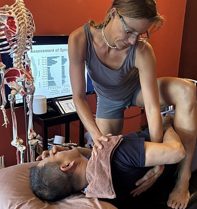 Massage điểm kích thích để cải thiện khả năng vận động xương bả vai