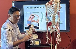 Đánh giá khả năng vận động cột sống và trị liệu bằng tay